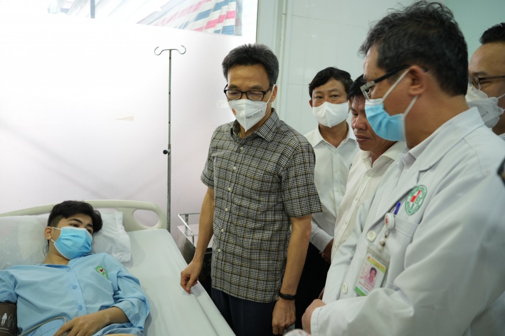 Phó Thủ tướng Vũ Đức Đam thăm gia đình nạn nhân vụ cháy karaoke An Phú