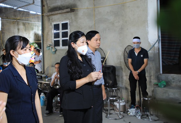 Chủ tịch Ủy ban MTTQ Việt Nam TP Nguyễn Lan Hương thăm hỏi gia đình nạn nhân vụ hỏa hoạn tại Thanh Oai