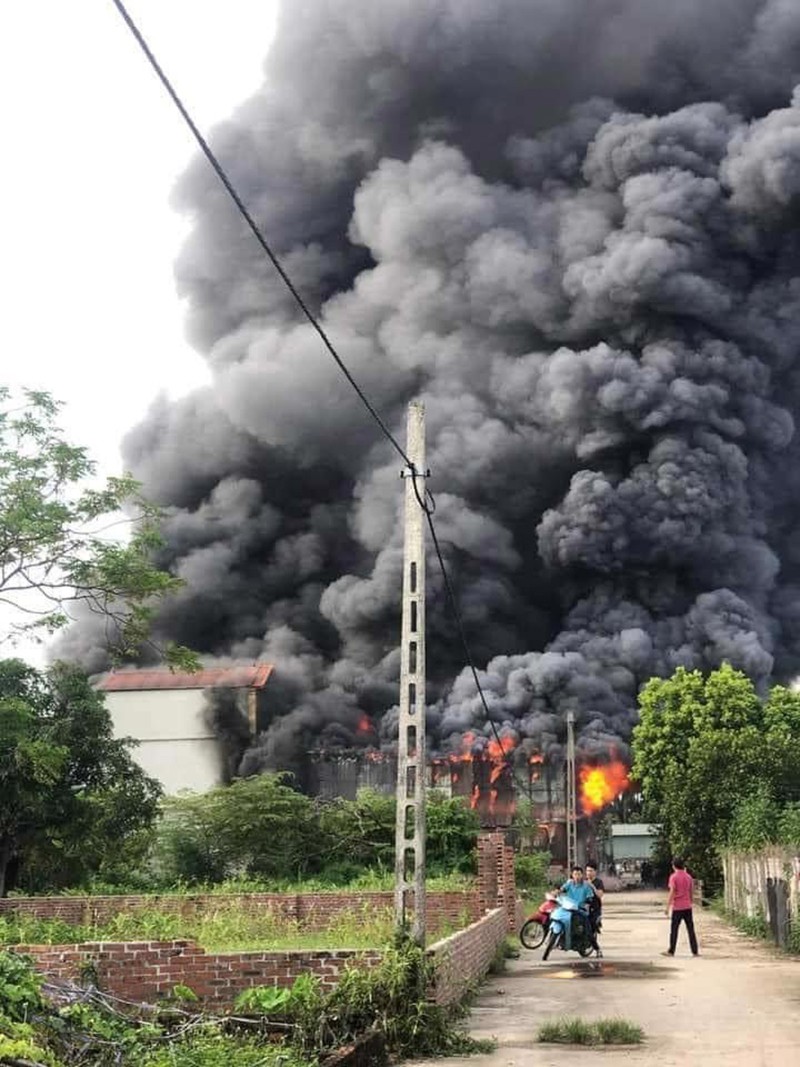 Hà Nội: Xảy ra cháy lớn tại xưởng chăn đệm ở Thanh Oai, 3 người phải nhập viện cấp cứu