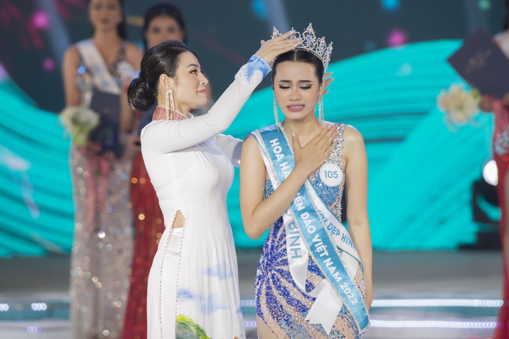 Đinh Như Phương bật khóc khi nhận vương miện Hoa hậu Biển Đảo Việt Nam 2022 giá trị 3,9 tỷ đồng