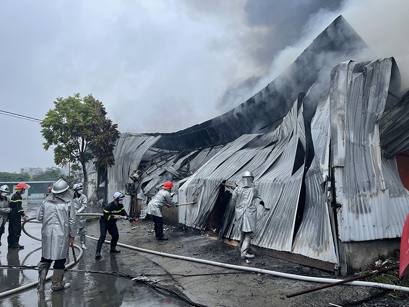 Hà Nội: Xảy ra cháy lớn tại kho lán tạm ở quận Hà Đông khiến 1 người tử vong