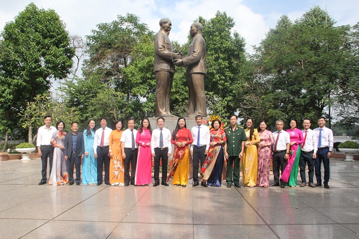 Đại biểu MTTQ Việt Nam thành phố Hà Nội dâng hoa tại Tượng đài Bác Hồ - Bác Tôn