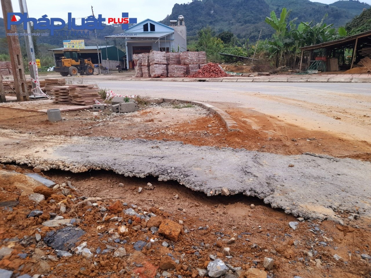 Tuyên Quang: Dân tố nhà thầu thi công không đảm bảo chất lượng, trời vừa mưa phùn đã lún