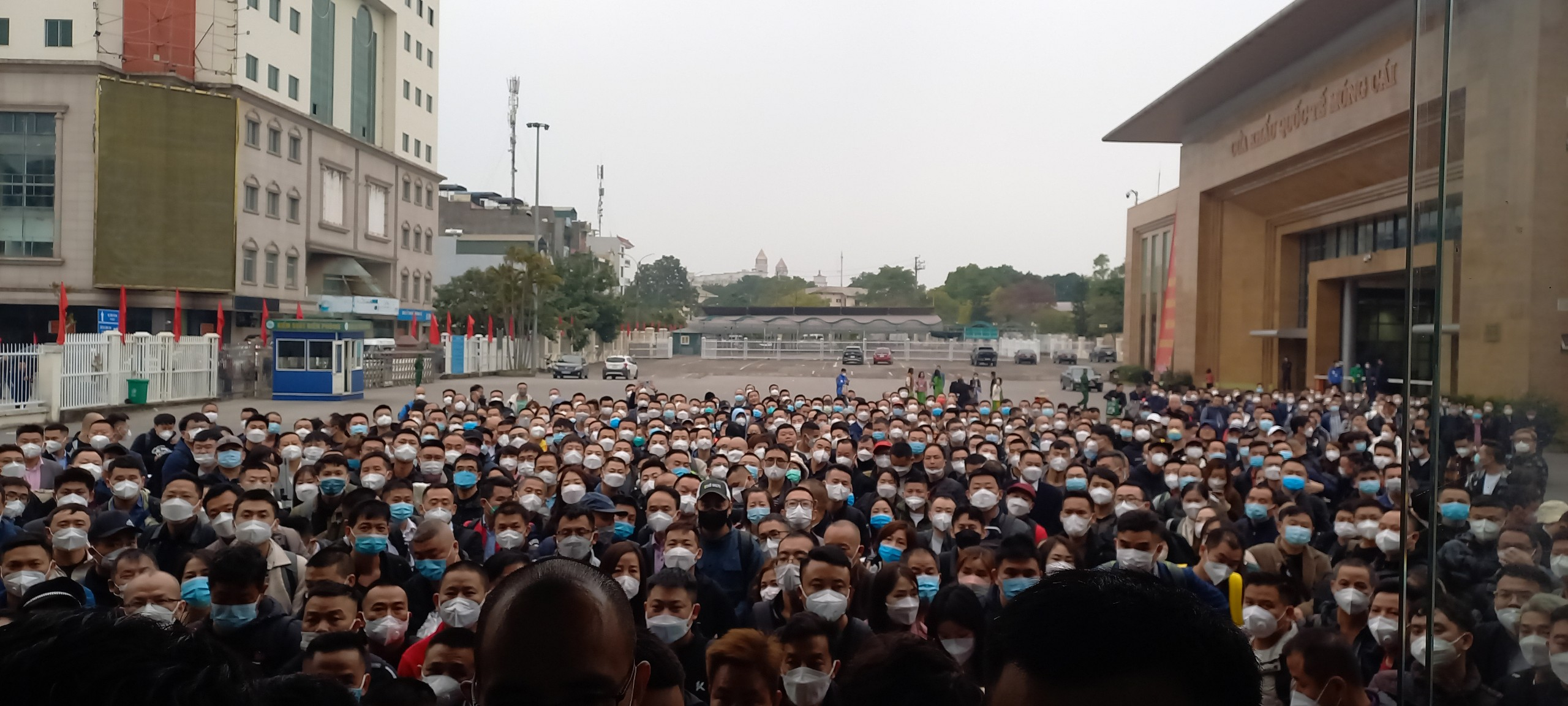 Hàng nghìn người Trung Quốc chờ làm thủ tục về quê ăn tết tại cửa khẩu Móng Cái