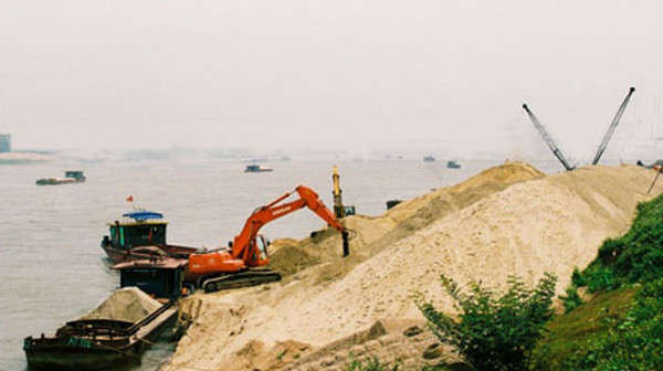 Hà Nội: Sẽ đấu giá quyền khai thác khoáng sản với 6 mỏ cát để chống 