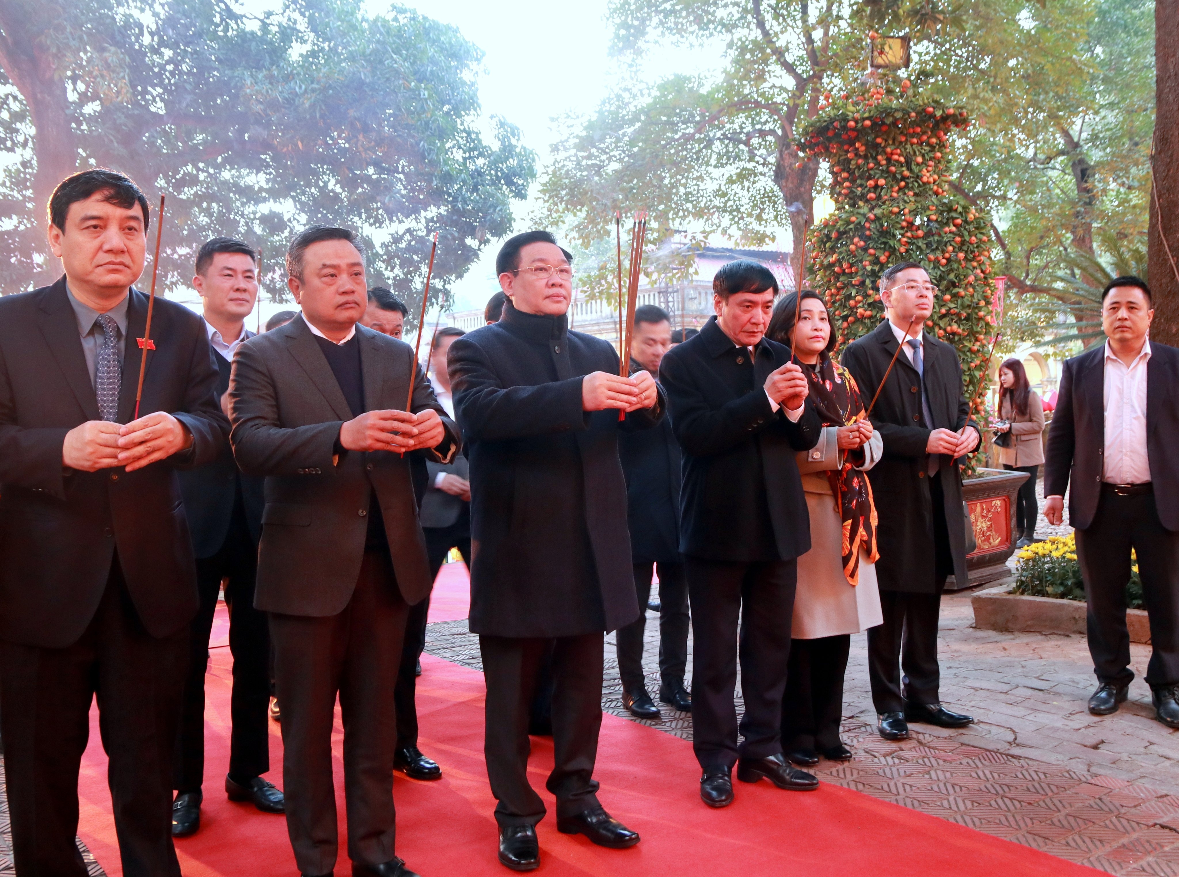 Chủ tịch Quốc hội Vương Đình Huệ và lãnh đạo Thành phố dâng hương khai Xuân tại Hoàng thành Thăng Long