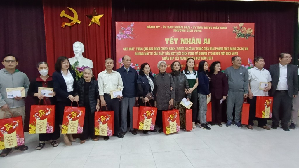  Quận Cầu Giấy, Hà Nội: Trao quà Tết Nhân Ái cho gia đình chính sách, hộ bị ảnh hưởng giải phóng mặt bằng