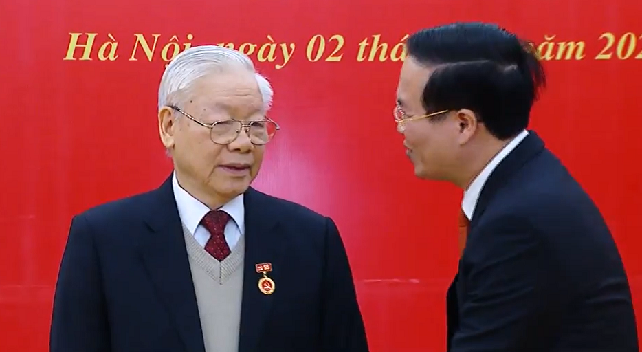 Tổng Bí thư Nguyễn Phú Trọng đón nhận Huy hiệu 55 tuổi Đảng