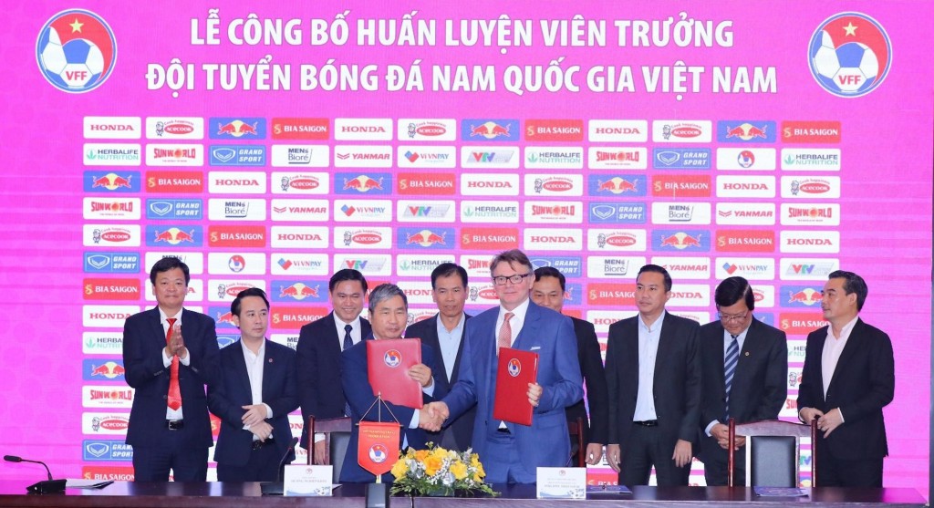 HLV Philippe Troussier ký hợp đồng 3 năm với bóng đá Việt Nam