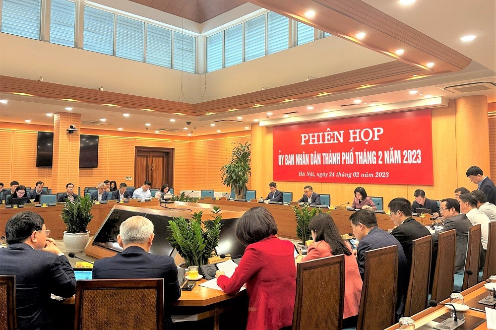 Tập thể UBND thành phố Hà Nội xem xét các nội dung trình kỳ họp thứ 11 HĐND TP