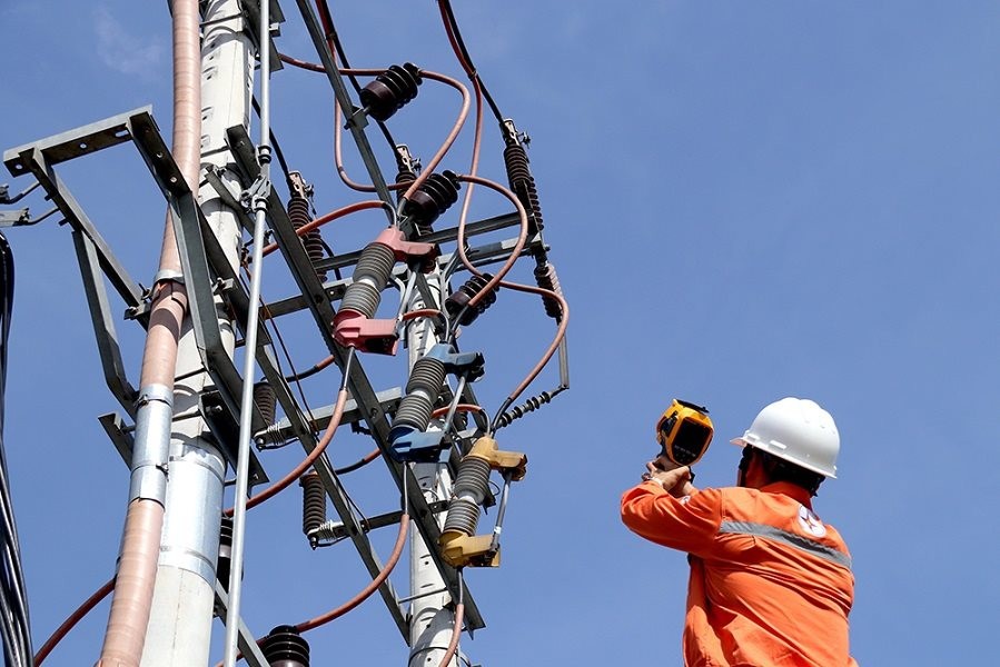 EVN liên tục cảnh báo về vi phạm hành lang lưới điện