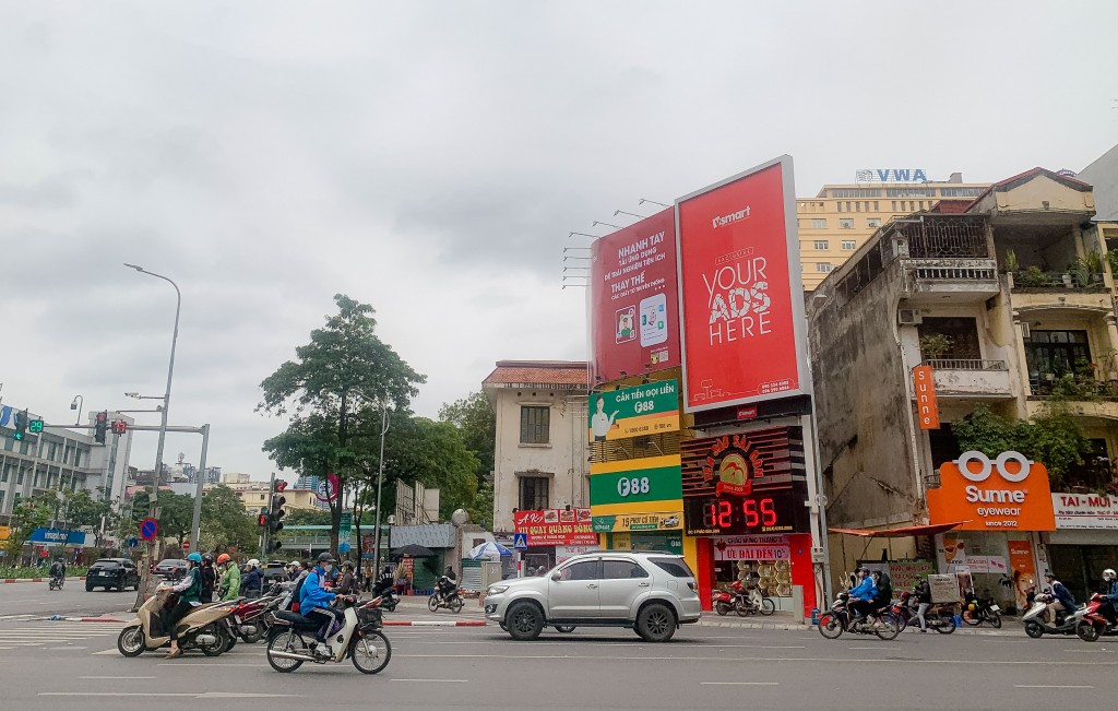 Chủ tịch UBND TP Hà Nội yêu cầu rà soát toàn bộ hoạt động quảng cáo ngoài trời
