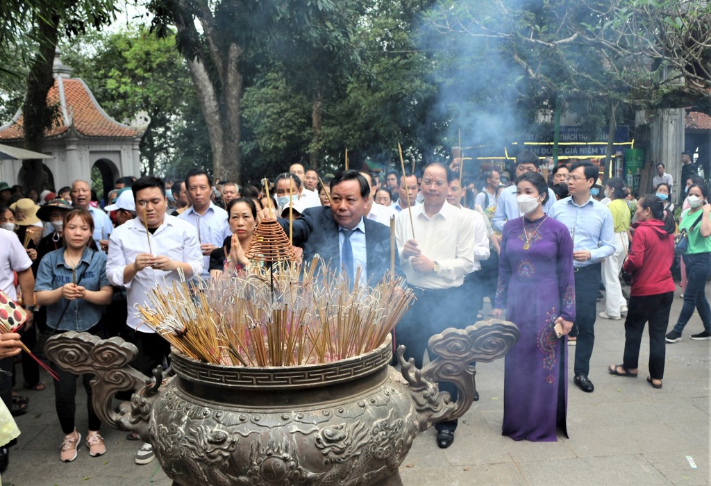 Lãnh đạo TP Hà Nội dâng hương tưởng niệm các Vua Hùng