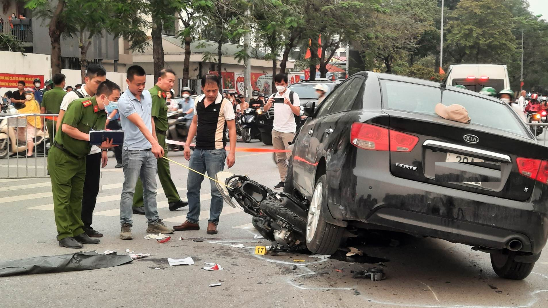 Nguyên nhân ban đầu vụ ô tô con đâm trực hiện hàng loạt xe máy trên đường phố Hà Nội