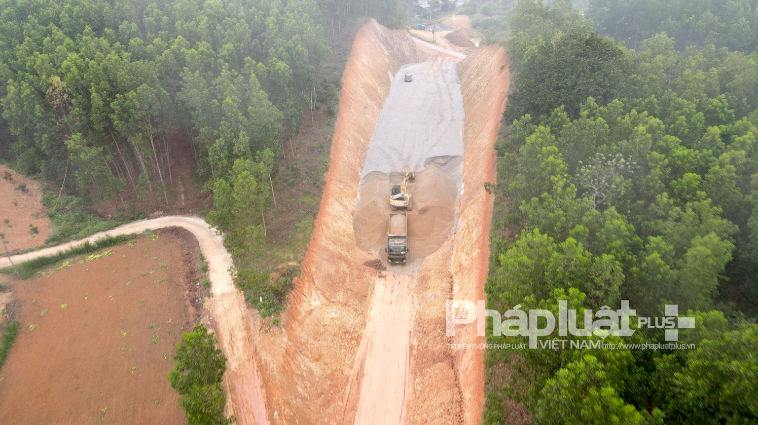 Bắc Giang: Một doanh nghiệp bị xử phạt 100 triệu đồng vì khai thác đất mà không đăng ký