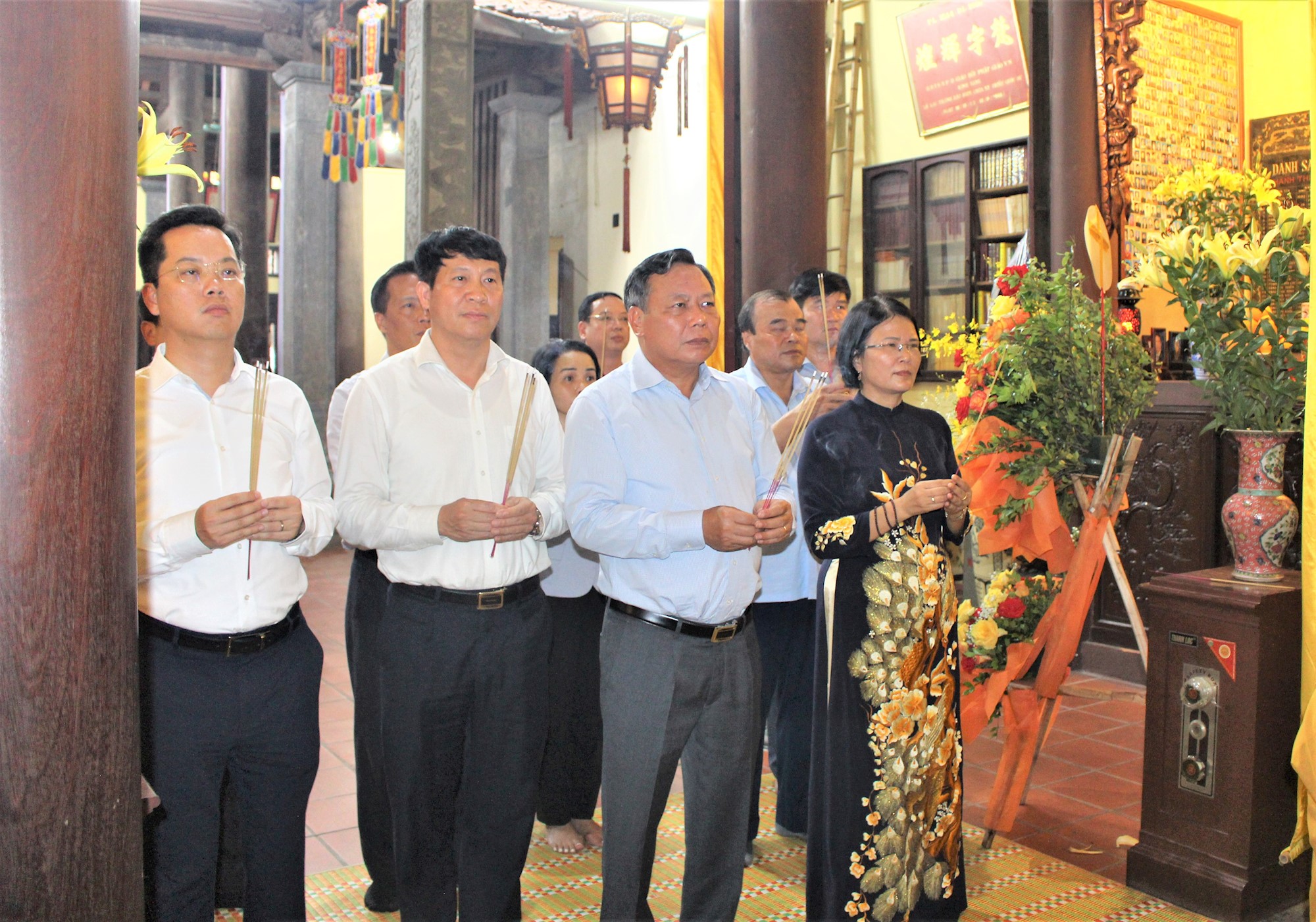 Phó Bí thư Thành ủy Hà Nội Nguyễn Văn Phong chúc mừng Đại lễ Phật đản