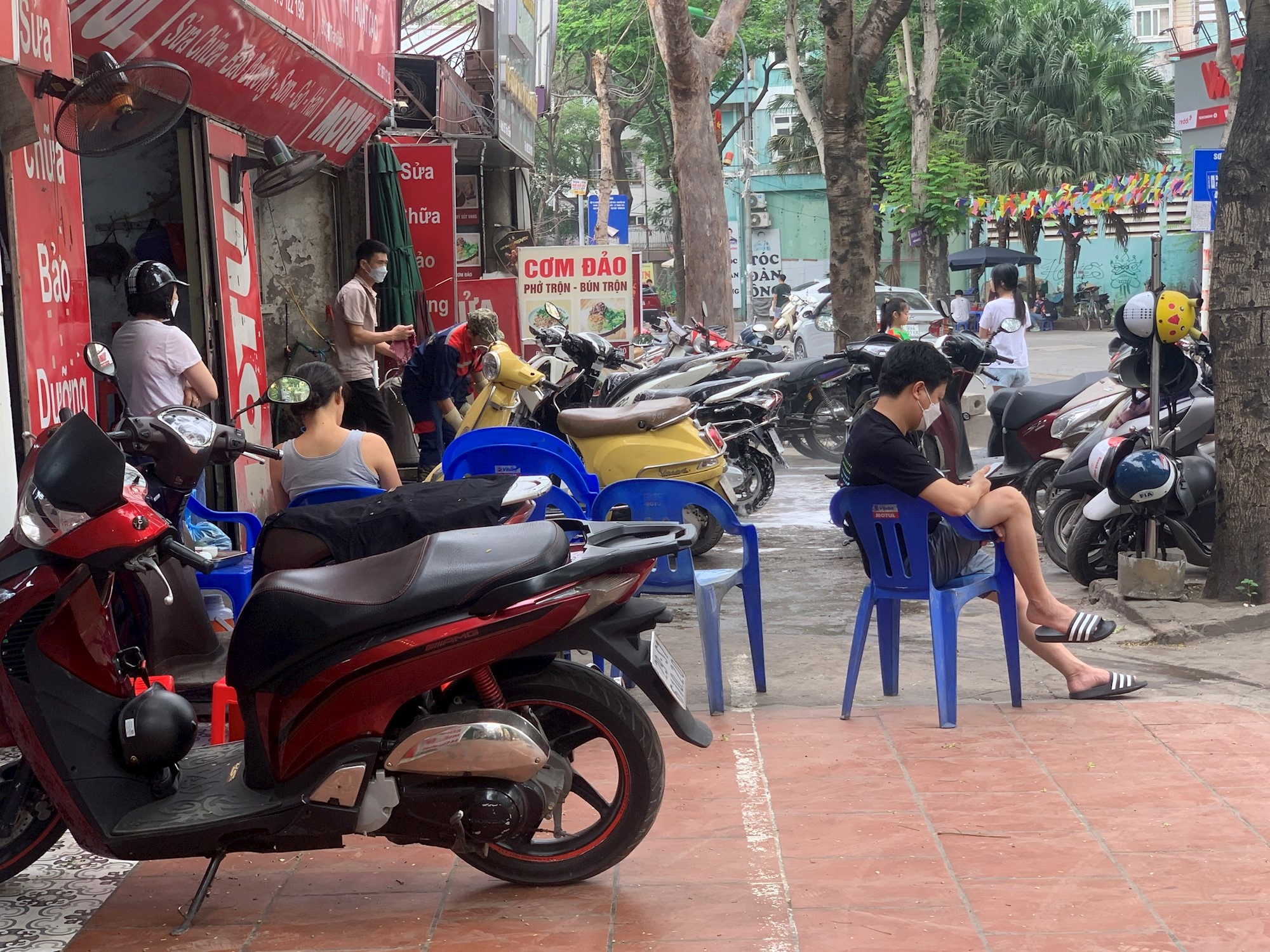 Còn nhiều vi phạm trật tự đô thị trên địa bàn phường Định Công