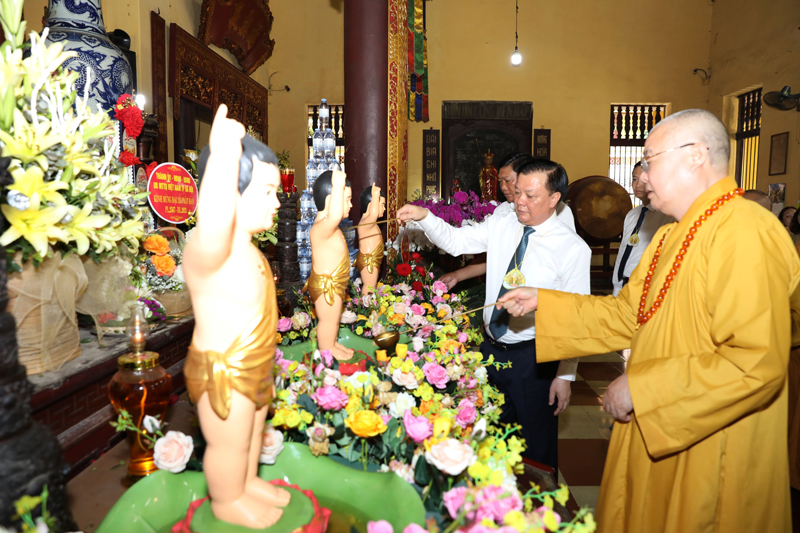 Bí thư Thành ủy Đinh Tiến Dũng chúc mừng Đại lễ Phật đản