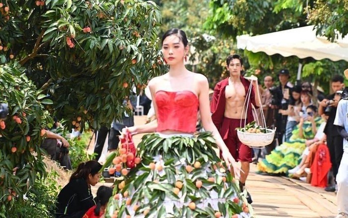 Vải thiều Bắc Giang vào thiết kế thời trang độc lạ được hàng loạt siêu mẫu trình diễn