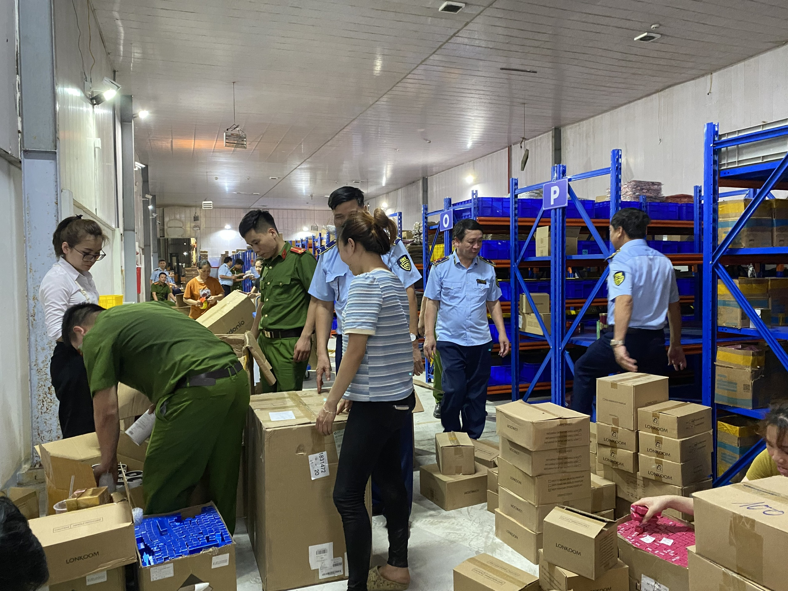 Bắc Ninh: Phát hiện kho hàng chứa gần 23.000 sản phẩm có dấu hiệu nhập lậu
