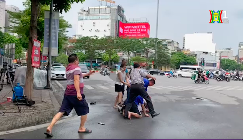 Tạm giữ 2 đối tượng hành hung phóng viên Đài PT-TH Hà Nội đang tác nghiệp