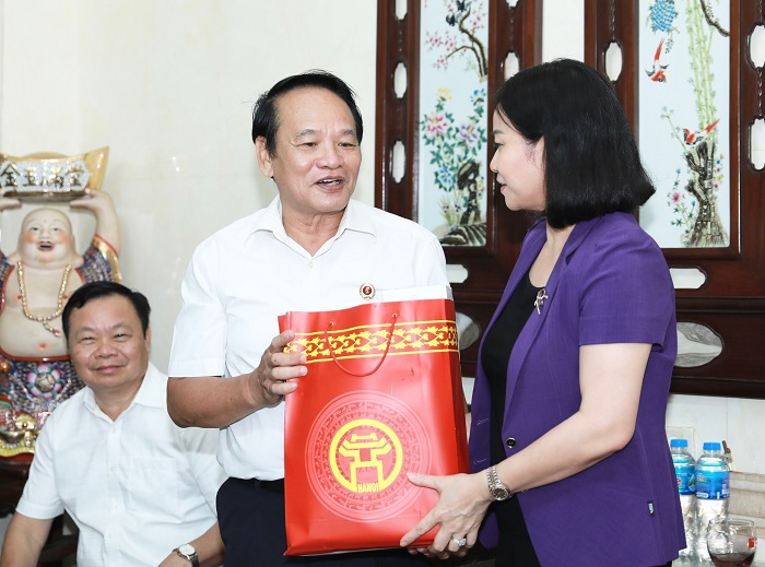 Phó Bí thư Thường trực Thành ủy Nguyễn Thị Tuyến thăm, tặng quà 2 thương bệnh binh quận Đống Đa 
