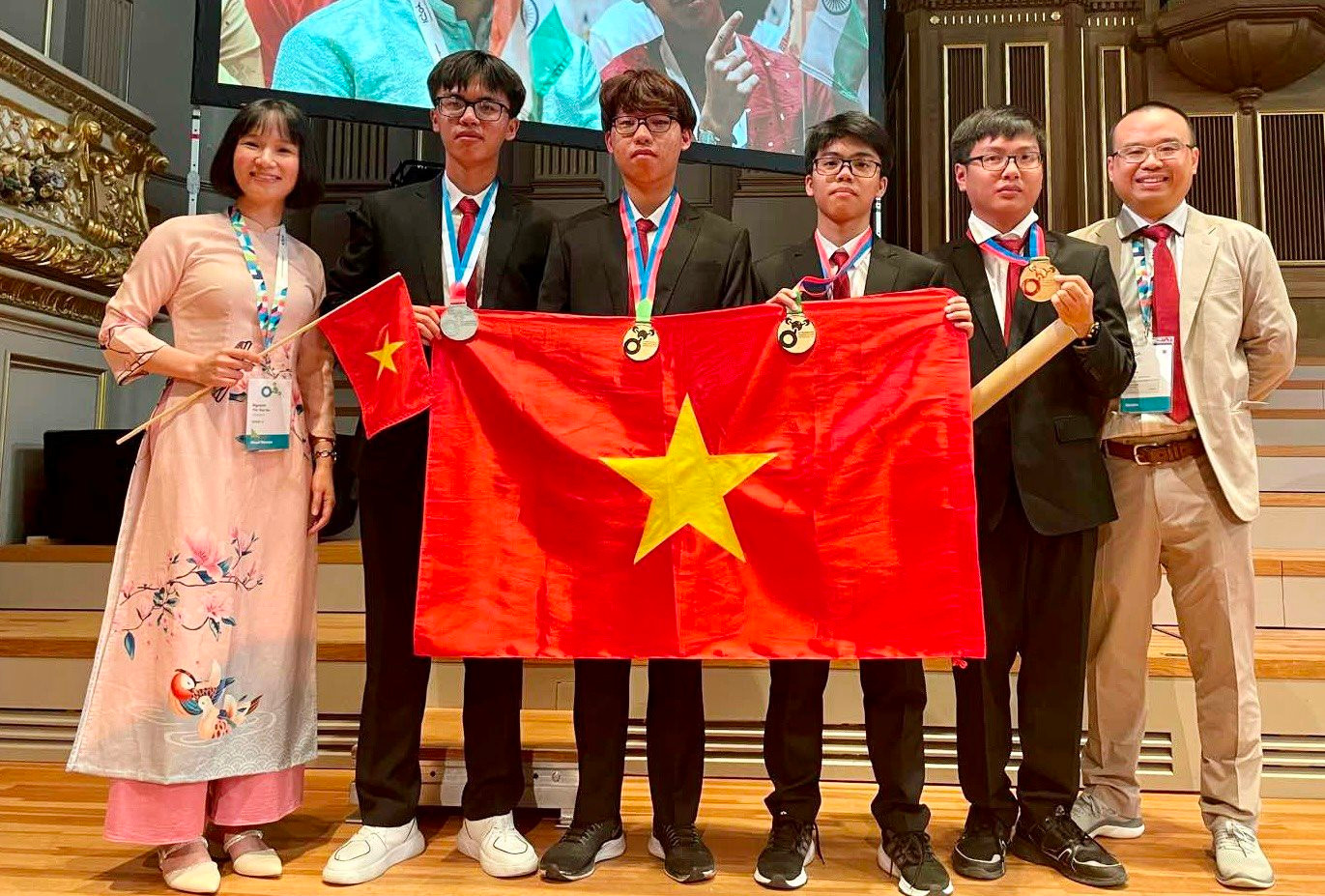 Hai học sinh Việt Nam nằm trong tốp 10 điểm cao nhất Olympic hóa học quốc tế