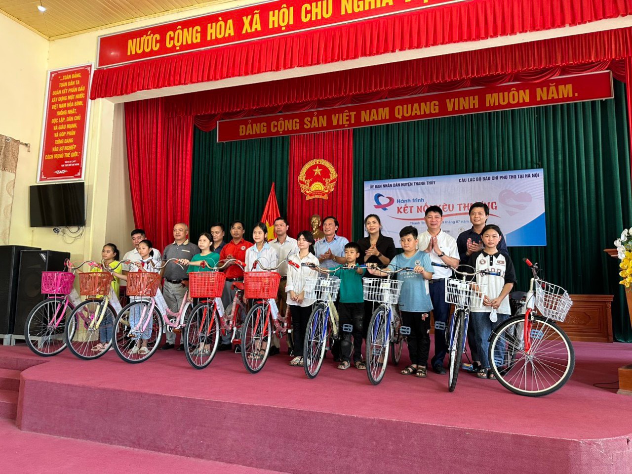 CLB Báo chí Phú Thọ tại Hà Nội chung tay, giúp đỡ quê hương