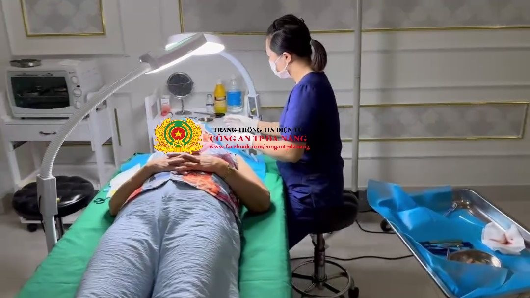 Đà Nẵng: Nhân viên lao công của thẩm mĩ viện trực tiếp làm phẫu thuật cho khách