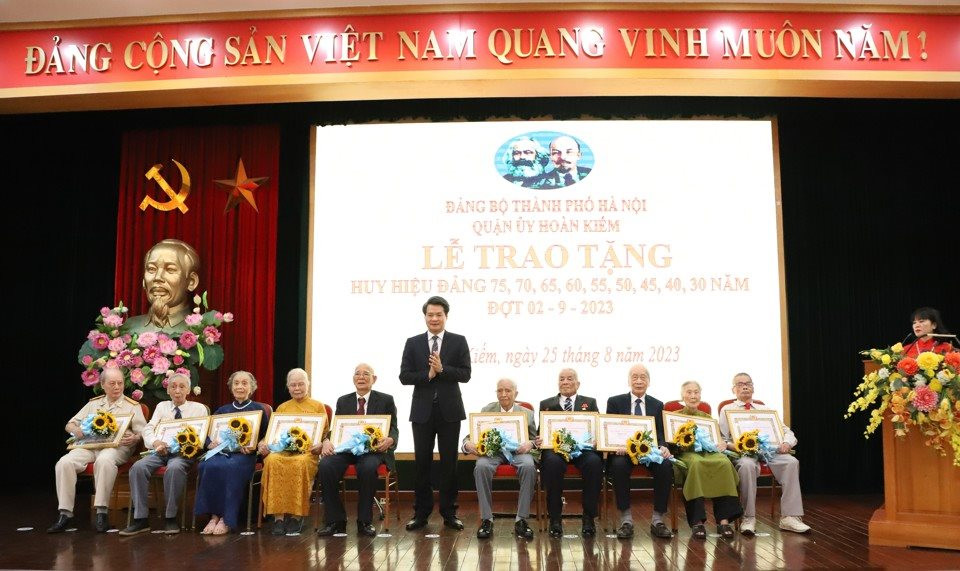260 đảng viên quận Hoàn Kiếm vinh dự nhận Huy hiệu Đảng đợt 2-9