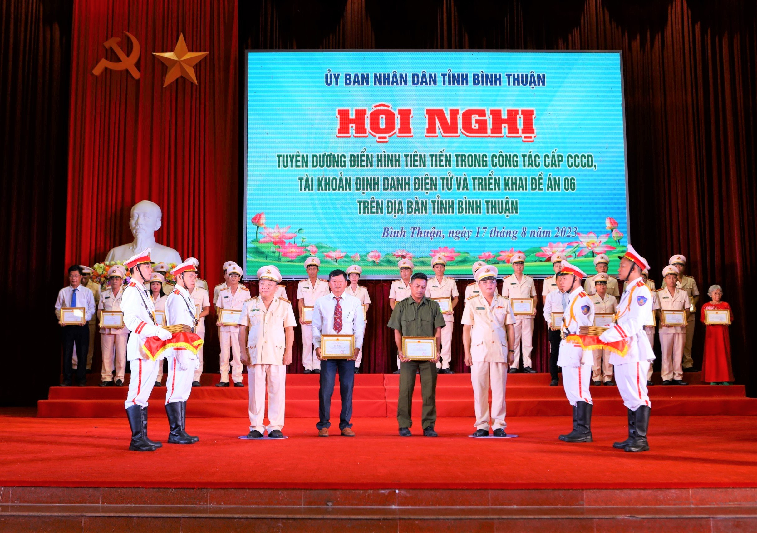 Công an tỉnh Bình Thuận khen thưởng những điển hình trong triển khai Đề án 06
