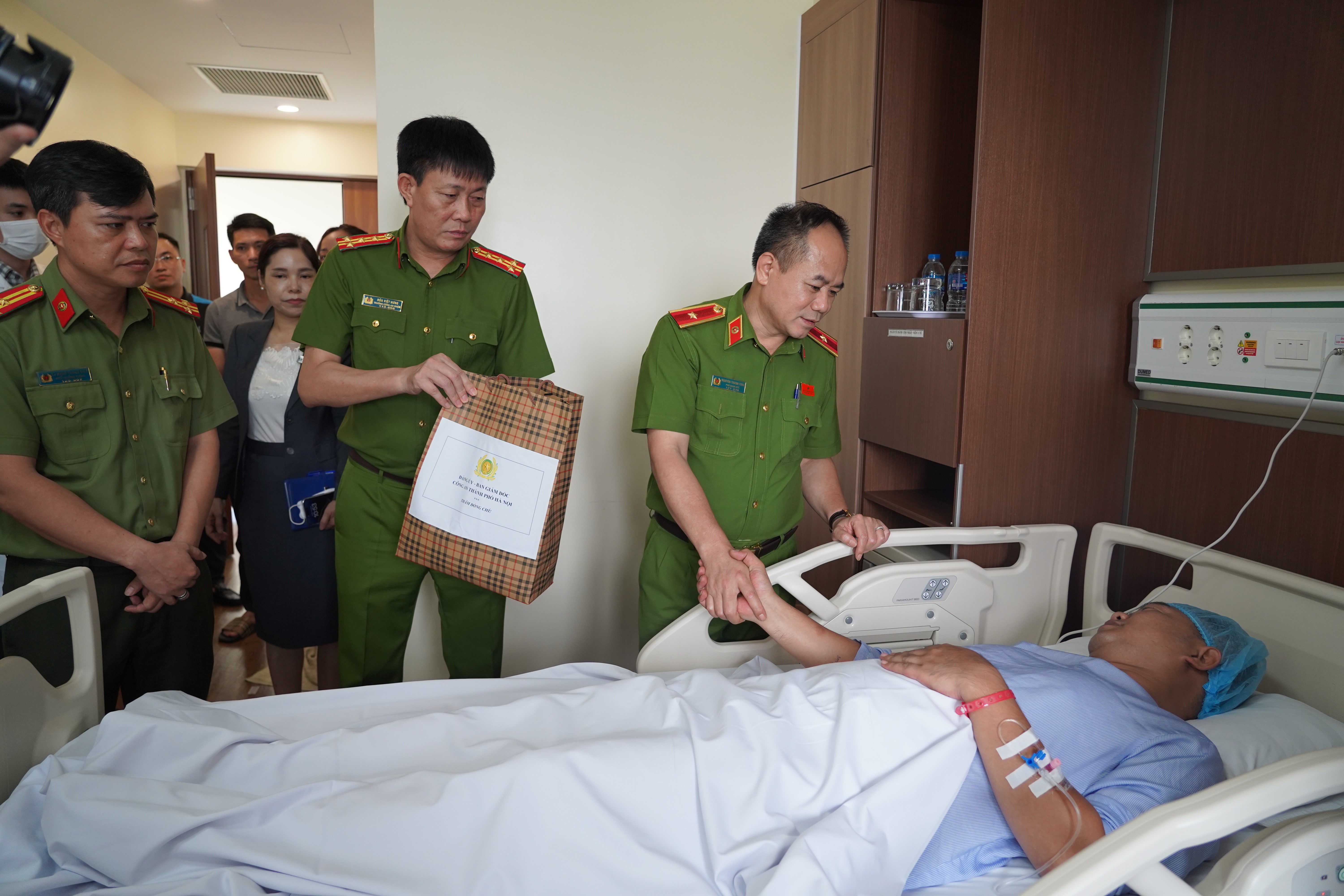 PGĐ Công an TP Hà Nội thăm hỏi, động viên cán bộ bị kẻ bắt cóc trẻ em bắn trọng thương