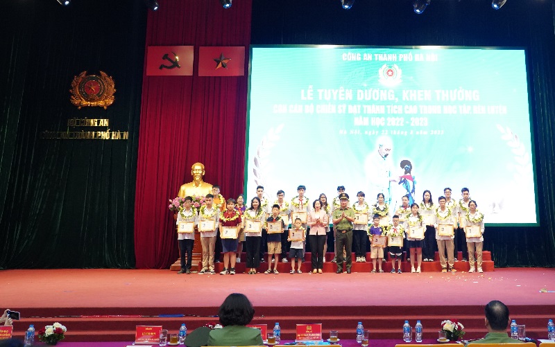 Hà Nội: Tuyên dương 167 học sinh tiêu biểu, xuất sắc là con của cán bộ chiến sỹ